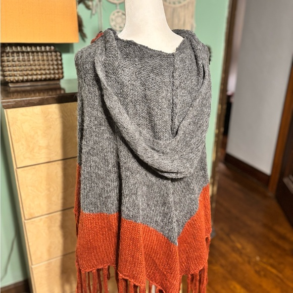 Hooded Fringe Poncho - Picture 6 of 7